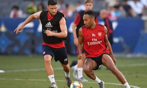 Bị "thảm họa" Arsenal làm mất mặt, Aubameyang "báo thù" bằng MXH