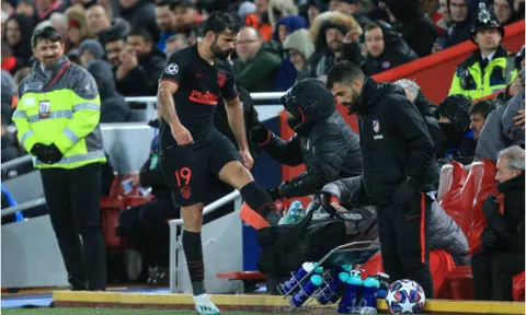 Bị thay ra sớm, "quái thú" Atletico giận dữ, đá văng giỏ nước ngoài đường biên