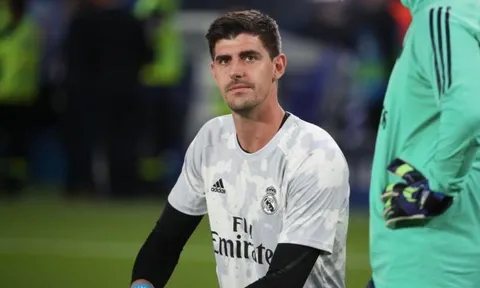 Bị "xé tan" mành lưới, Courtois vẫn mạnh miệng chỉ trích đồng đội