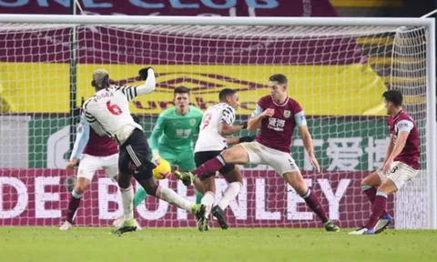 Biểu cảm khó đỡ của Martial khi Pogba sút tung lưới Burnley