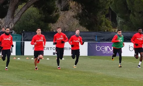 "Bom tấn" của Atletico bị bắt quả tang "tiểu bậy" khi đang tập luyện