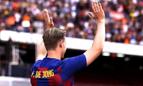 'Bom tấn' rạng ngời, chính thức ra mắt Barcelona