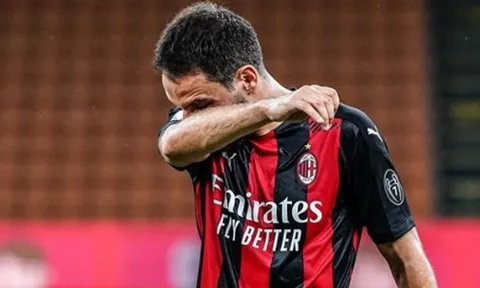 Bản hợp đồng "trên trời rơi xuống" bật khóc trong ngày chia tay AC Milan