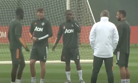 Bruno Fernandes nghiêm mặt khi bị đồng đội chơi xỏ trò 'bóng ma'