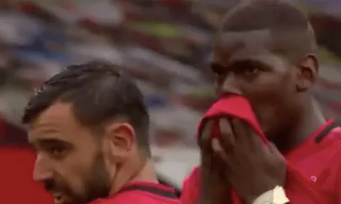 Bruno Fernandes sút phạt, Pogba nhắc 1 lời
