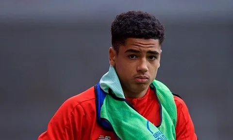 Đây, lý do ''bản sao 17 tuổi của Van Dijk'' bị Jurgen Klopp 'bỏ rơi'