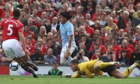 "Cả đội đang vui khi thắng Man City 4-3, rồi Sir Alex dừng lại để 'sấy' tôi"