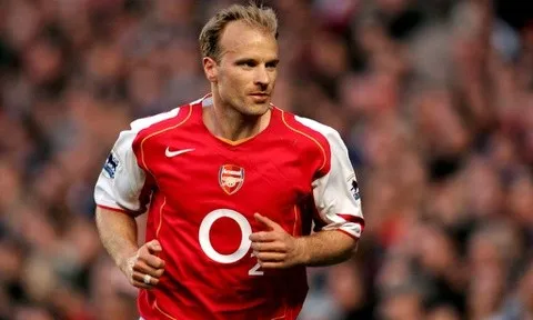 Cái bắt tay định mệnh đưa Bergkamp tới Arsenal