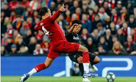Cận cảnh pha xử lý biến Van Dijk thành "tội đồ" bên phía Liverpool