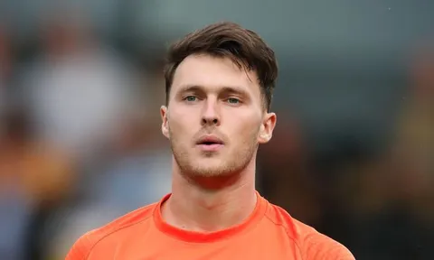 Cắn đối phương, thủ môn cho mượn của Man Utd bị cấm thi đấu 6 trận