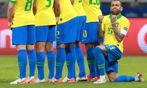 'Cạn lời' thủ quân Brazil, ăn mừng trong lúc đang làm hàng rào