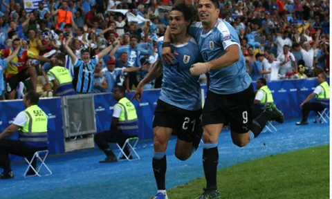 Siêu tiền đạo Cavani tỏa sáng, Uruguay vượt qua Chile giành ngôi số 1 bảng C