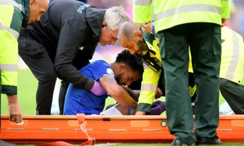 Cựu "thần đồng" Arsenal rời sân sau pha bóng kinh hoàng từ Sterling