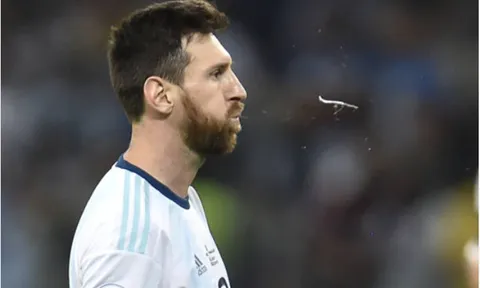 Messi phun nước bọt khi chứng kiến hàng thủ Argentina chơi siêu tệ
