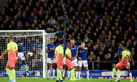 Siêu phẩm đá phạt giúp Man City có 3 điểm "thót tim" trước Everton