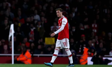 Thi đấu 71 phút, Ozil bị Emery đối xử "khó tin"