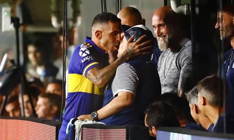 Khoảnh khắc 'í ẹ': Carlos Tevez cố tình hôn môi Diego Maradona