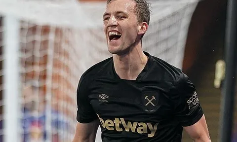 Carlton Cole gây sốc, khẳng định Bruno Fernandes kém hơn sao West Ham