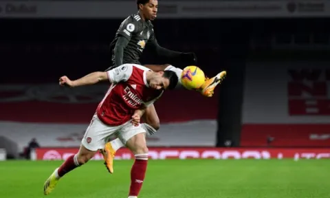 Carragher chỉ rõ cầu thủ Man Utd phải mua để vô địch