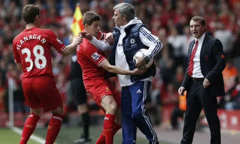 Carragher tiết lộ lý do Mourinho không thể dẫn dắt Liverpool