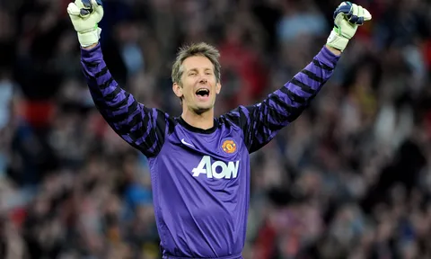 "Casillas và Van der Sar ảnh hưởng lớn đến sự nghiệp của tôi"