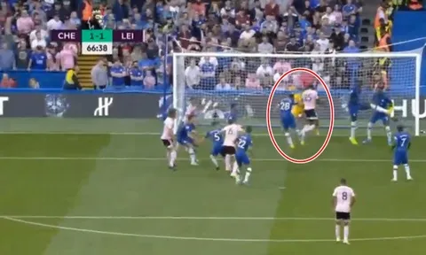 'Hàng tiền vệ của Chelsea đã sụp đổ'