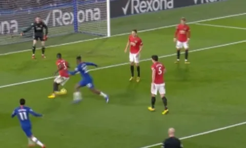 'Bailly chỉ làm động tác giả bình thường trước Batshuayi...'