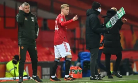 Solsa bị fan Man Utd "tổng sỉ vả" vì... Donny Van de Beek