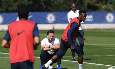 Lampard: "Hudson-Odoi phải lấy ngôi sao Man City làm hình mẫu"