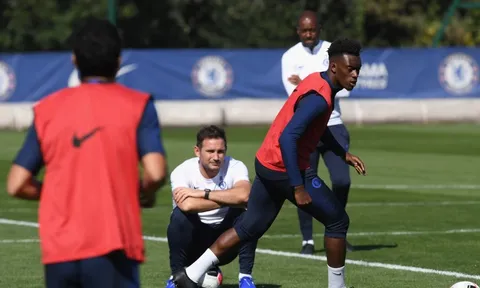 Vừa ký hợp đồng mới, Hudson-Odoi đã bị Lampard "nắn gân"