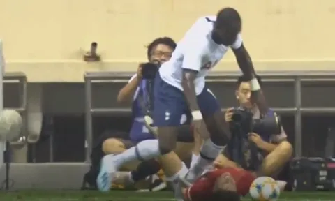 Khủng khiếp! Cầu thủ Tottenham tiếp tục bỏ bóng đá người Man Utd