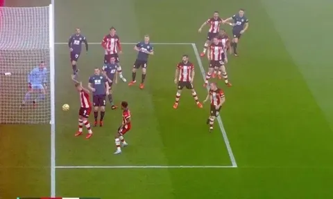 Cựu sao Liverpool cố tình để Burnley xé lưới Southampton?