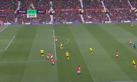 Vừa vào trận, Maguire và Matic đã... tấu hài