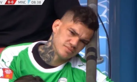 Vì sao Ederson Moraes phải dự bị, dù "chơi cả mùa hè"?