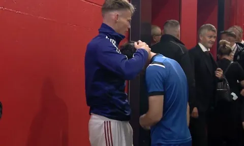 Cầu thủ Rochdale làm điều điên rồ, Man Utd thì hành động ý nghĩa dù chơi tệ
