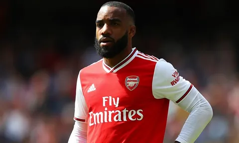 CĐV Arsenal: "Trò hề; Làm ơn bán cậu ta đi"