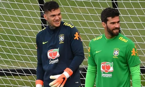 CĐV Liverpool: "Đừng so sánh họ; Alisson hơn cậu ấy cả dặm"