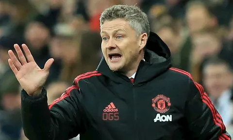CĐV Man United: "Mua cậu ta thì có kèm theo vắc-xin chữa virus Corona không?"