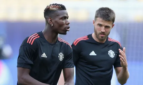 CĐV Man Utd tức giận: "Cậu ta là một con virus; Thật nhục nhã"
