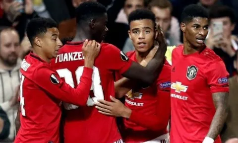 CĐV Man Utd điên tiết: "Bán đứt cái tên vô dụng đó đi"