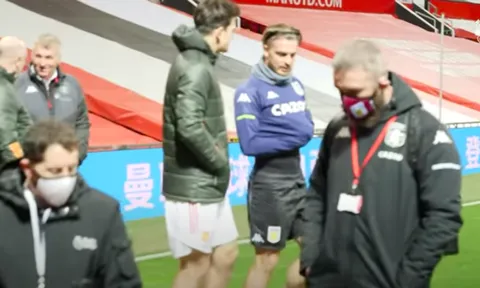 CĐV Man Utd mừng rỡ khi bắt gặp hình ảnh Maguire trò chuyện cùng Grealish