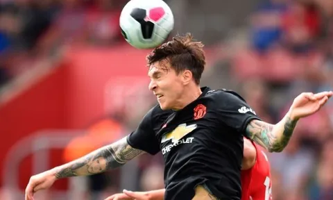 CĐV Man Utd tức điên: "Bán cái tên đần độn đó đi, Young còn hay hơn"