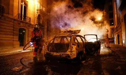 CĐV nổi điên, Paris hoang tàn sau khi PSG thua trận