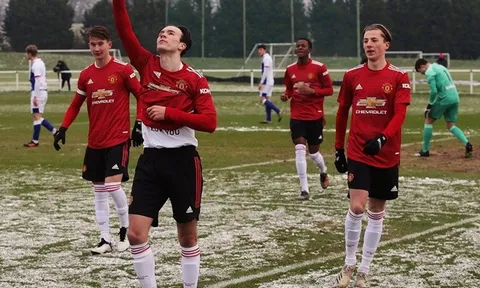'Sát thủ nhí' Man Utd hóa Cavani, đạt hiệu suất ghi bàn quá khủng