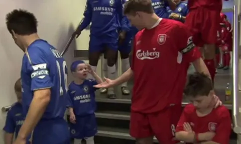 Chú bé mascot của Chelsea từng 'troll' Gerrard đang ra sao?