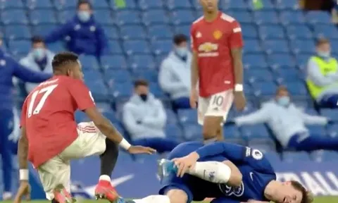 SỐC! Sao Chelsea đạp vào chân cầu thủ Man Utd rồi... lăn ra đau đớn
