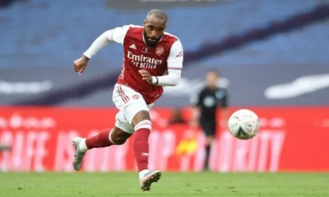 Chỉ cần Aubameyang "gật đầu", Arsenal sẽ bán Lacazette