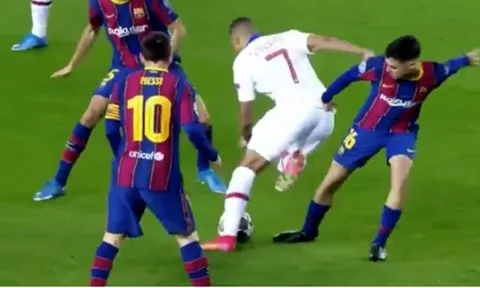 Chỉ mất 3 giây, Mbappe biến Messi và dàn sao Barca thành "kẻ học việc"