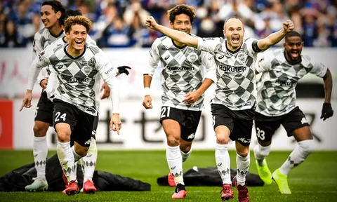 CHÍNH THỨC: Đồng đội của Iniesta dương tính với COVID-19