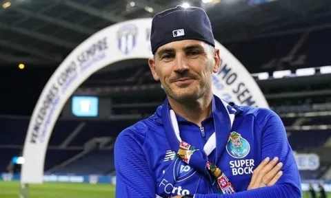 CHÍNH THỨC: Huyền thoại Iker Casillas tuyên bố "treo găng"